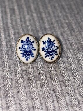 Vintage silver tone oval shaped blue & white floral stud earrings